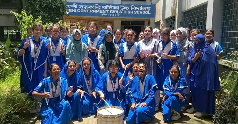 ফেনী সরকারি বালিকা উচ্চ বিদ্যালয়ের শিক্ষার্থীরা